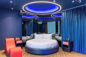 Luxury Room | Individually decorated, individually furnished, free WiFi, bed sheets - Min Hotel Ha Noi (Yen Hoa)
