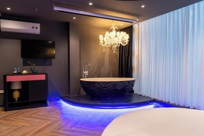 Luxury Room | Bathroom | Shower, hydromassage showerhead, free toiletries, hair dryer - Min Hotel Ha Noi (Yen Hoa)