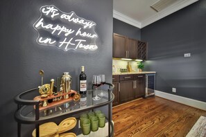 Bar (on property) - Heated Private Pool, Game Room, 3100 sqft Heights House, 3 suites, 25 Min to NRG (Houston)