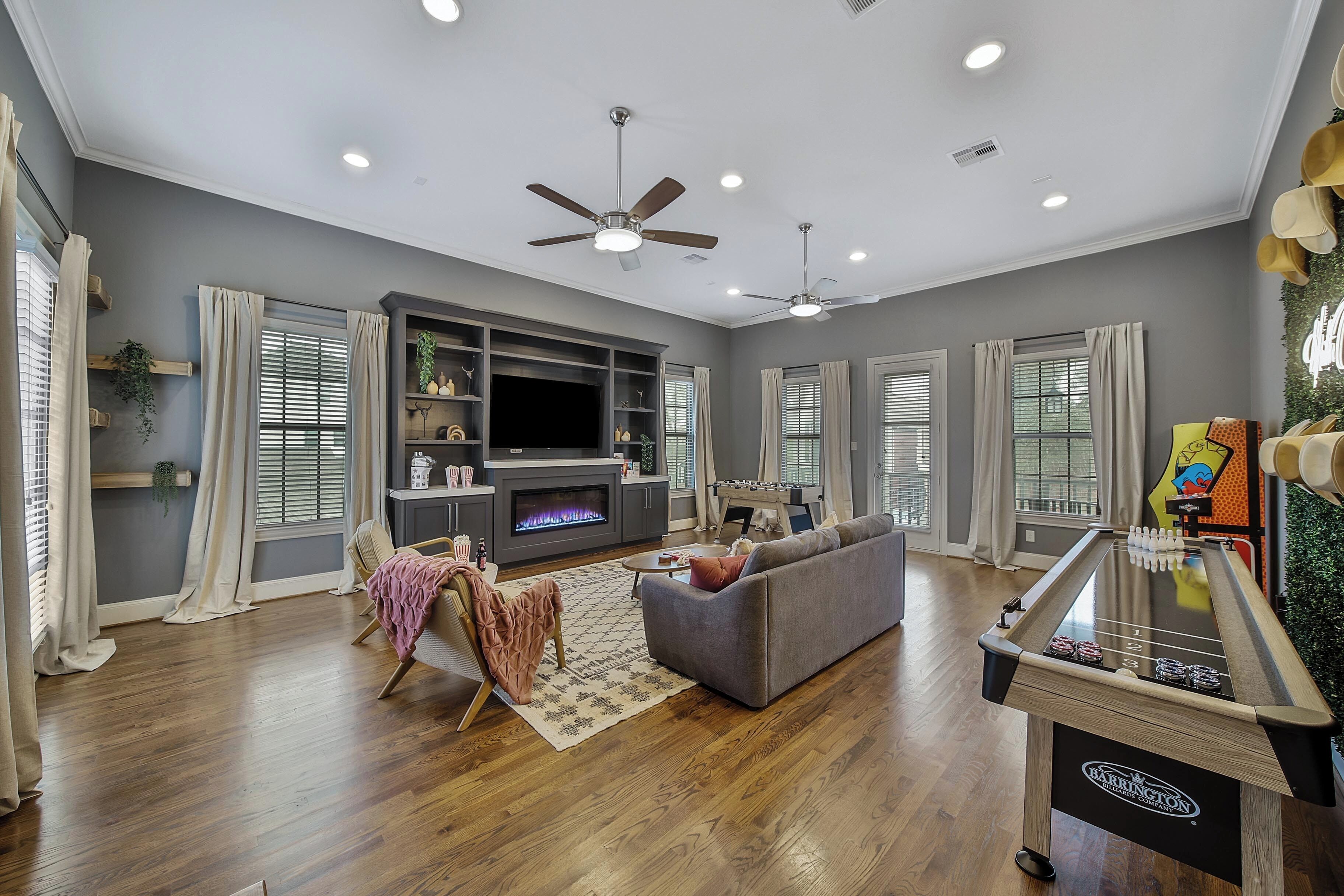Smart TV, chimenea y futbolito 