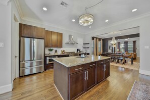 Fridge, microwave, oven, stovetop - Heated Private Pool, Game Room, 3100 sqft Heights House, 3 suites, 25 Min to NRG (Houston)