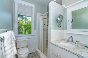Een douche, een haardroger, handdoeken