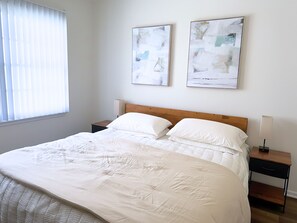 Free WiFi - Newly Renovated, Quiet 2BR w/ Private Garage - Central LA (Los Angeles)