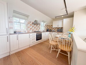Private kitchen - Coastal House - 3 Bedroom Holiday Home - Penally (Tenby)