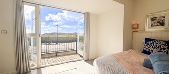 Coastal House - 3 Bedroom Holiday Home - Penally
