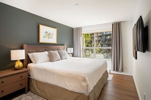Tabla de planchar con plancha, wifi, ropa de cama