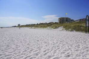 Beach nearby - ⛱️Heated Community Pool-Gorgeous 4BR Townhome-Walk to beach-Emerald Escape⛱️ (Miramar Beach)