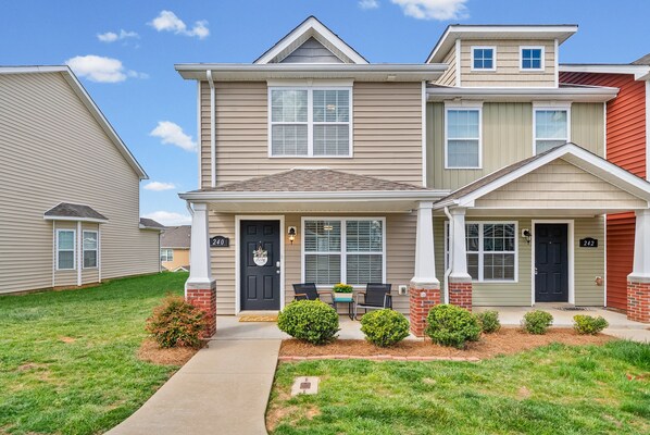 Exterior - The Cottage at Governors Crossing w/ Pool (0.8 Miles from Winery) (Clarksville)