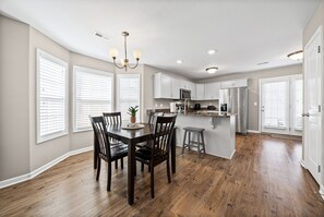 Dining - The Cottage at Governors Crossing w/ Pool (0.8 Miles from Winery) (Clarksville)