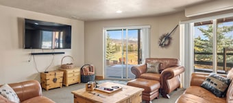 House Sleeps 30, Family Friendly, PRIVATE Ideal Beach Access, on Golf Course!