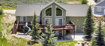 House Sleeps 30, Family Friendly, PRIVATE Ideal Beach Access, on Golf Course!