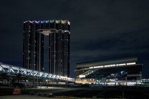 Bagian depan properti - sore/malam