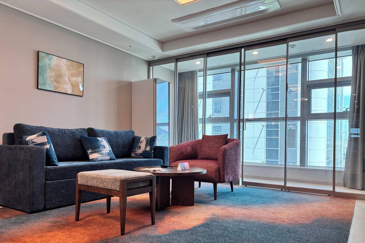 De Mer Prestige Suite_City view | Living area