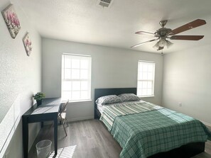 Iron/ironing board, Internet, bed sheets - Charming 4-bedroom house closes downtown Dallas (Dallas)