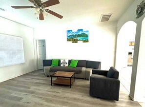 Living area - Charming 4-bedroom house closes downtown Dallas (Dallas)