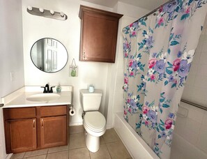 Bathroom - Charming 4-bedroom house closes downtown Dallas (Dallas)