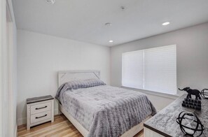 Tabla de planchar con plancha, cuna de viaje, wifi y ropa de cama 