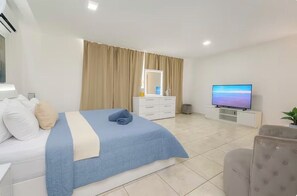 Room - Summer House Retreat |8PPL| POOL|Patio|5 min Beach|Game Room (Luquillo)