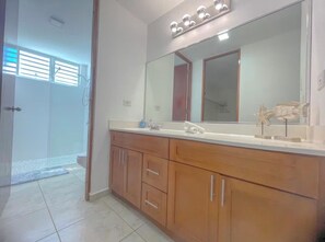 Shower, hair dryer, towels, soap - Summer House Retreat |8PPL| POOL|Patio|5 min Beach|Game Room (Luquillo)
