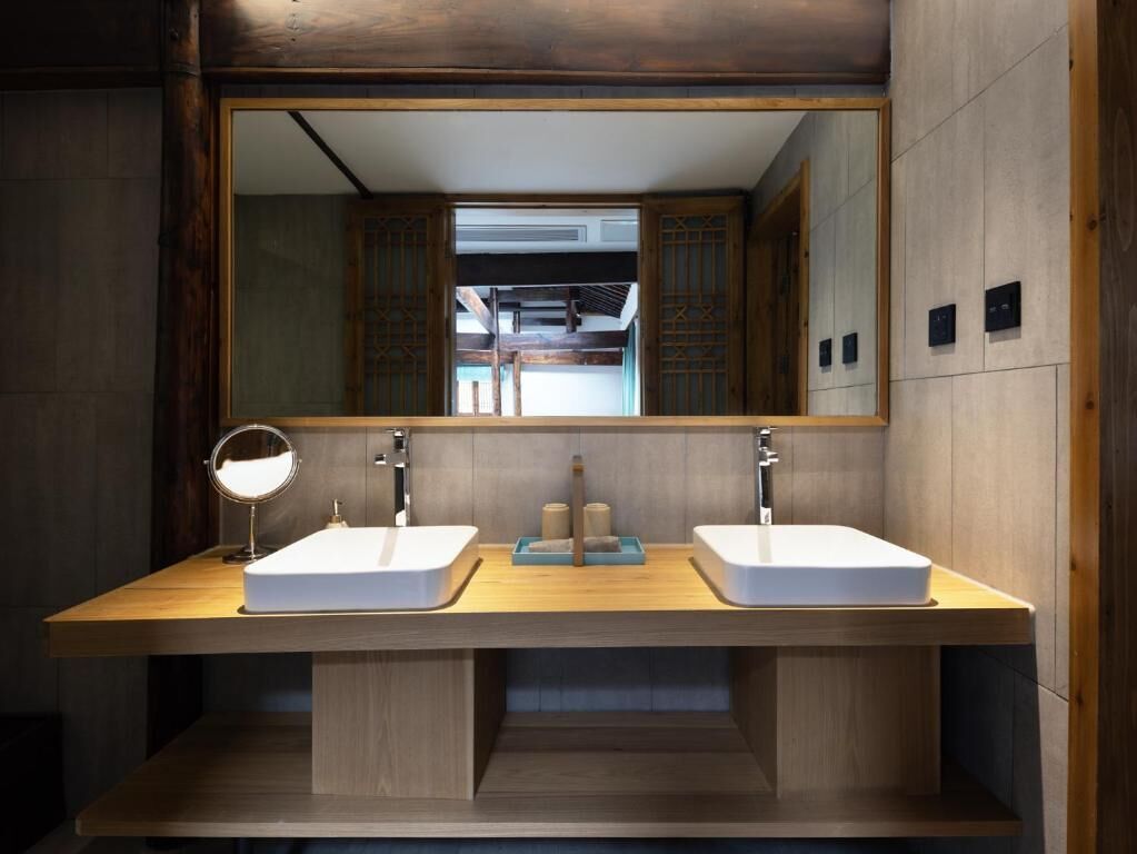 Family Room, Patio, Courtyard View | Bathroom