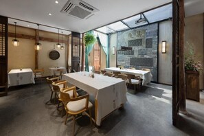 Szoba kétszemélyes ággyal, teraszos udvar, kilátással az udvarra | Tárgyalóterem