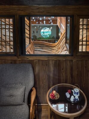 Szoba kétszemélyes ággyal, teraszos udvar, kilátással az udvarra | Belső rész