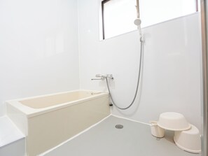 Haartrockner, Bidet, Handtücher, Seife