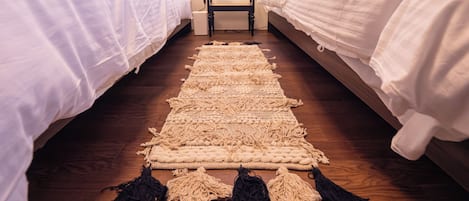 4 bedrooms, iron/ironing board, WiFi, bed sheets