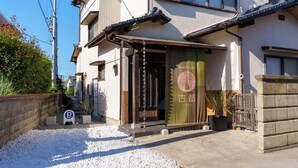 Ein traditionelles japanisches Gebäude mit überdachter Eingangspartei, einem Schild und einem verschlossenen Eingang.