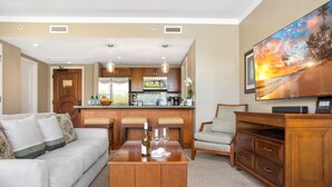 Una sala de estar con un sofá, una mesa de centro y un televisor.
