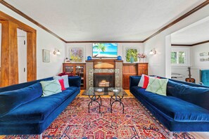 Fernseher, Kamin, Tischfußball, Arbeitsbereiche
