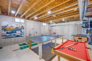 Games room - 5 Acre Escape Game Room Fire pit Near Shanty, Pets (Bellaire)