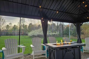 Outdoor dining - 5 Acre Escape Game Room Fire pit Near Shanty (Bellaire)