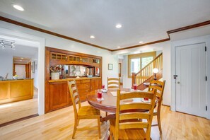 Dining - 5 Acre Escape Game Room Fire pit Near Shanty (Bellaire)