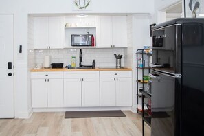 Fridge, microwave, oven, stovetop - Modern 1BR in Historic Downtown Jacksonville (Jacksonville)