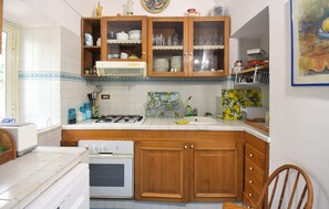 Refrigerador, parrilla de estufa, lavavajillas y cafetera y tetera 