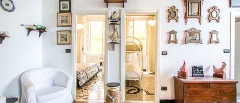2 habitaciones, tabla de planchar con plancha y cuna de viaje