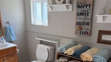 Serviettes fournies, savon, papier toilette