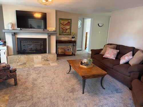 “Kozy on Kingsway” is a charming 4-bedroom house in Cape -The City of Roses