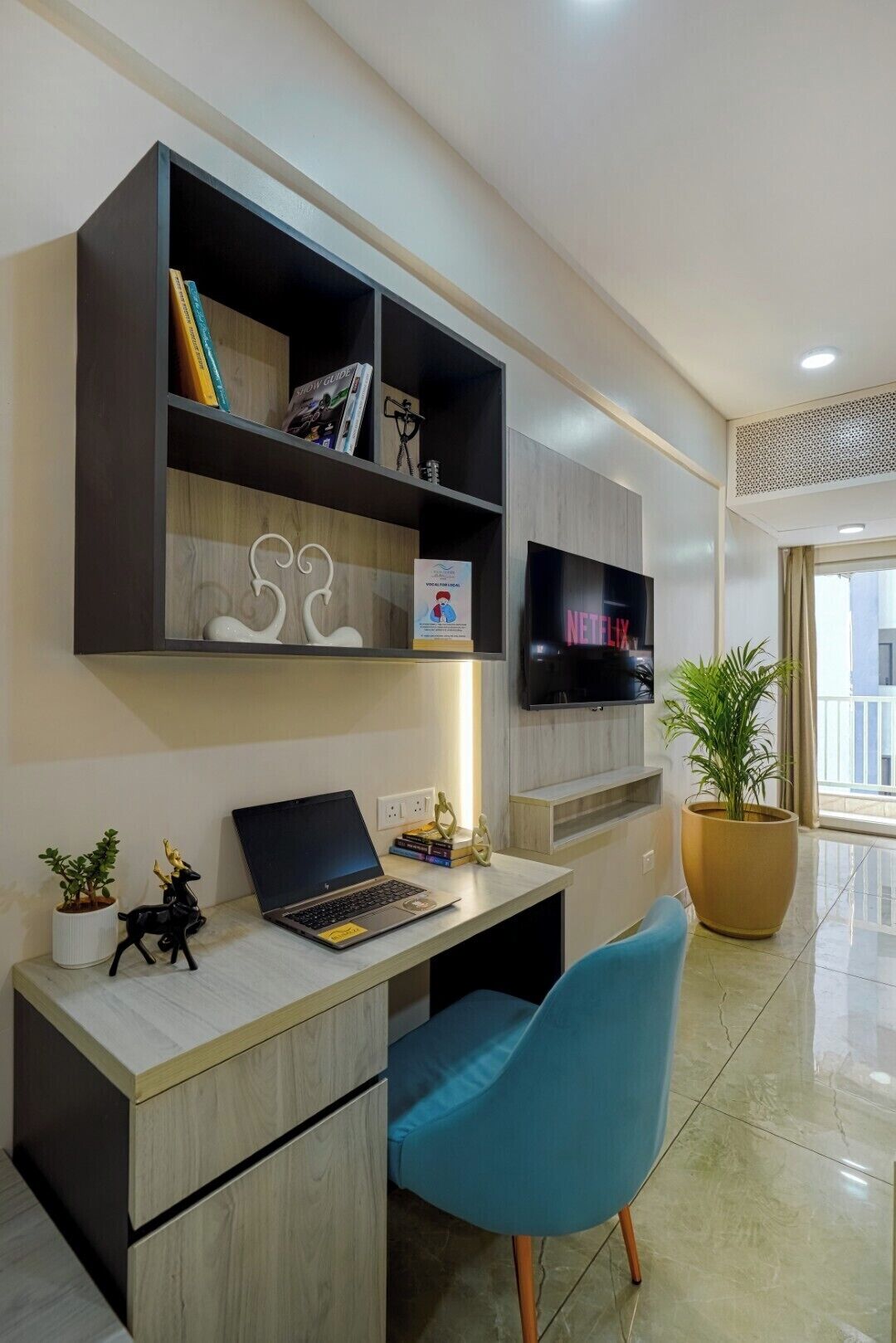 Premium Studio | Desk, laptop workspace, free WiFi