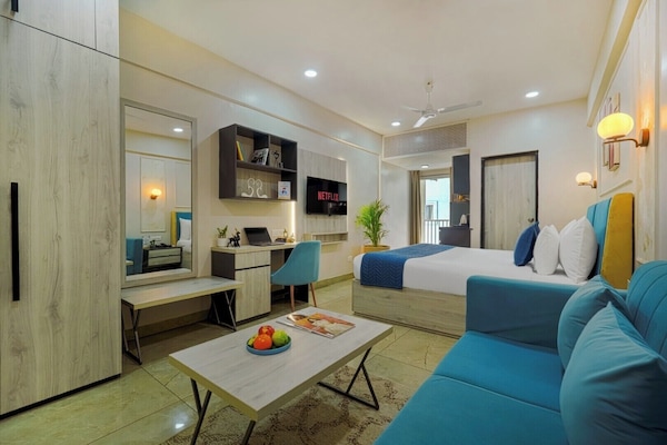 Premium Studio | Desk, laptop workspace, soundproofing, free WiFi