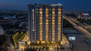 Un hotel su più piani con un ingresso ben visibile e un'area di parcheggio.