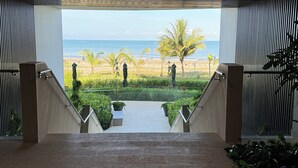 Una escalera que lleva a una vista de la playa con un cartel que dice 'SALIDA'.