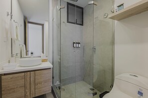 Shower, hair dryer, towels, soap - Morros Kai Luxe, Oceanfront, 8 PPL, Beach Access, Pool, Views (Cartagena)