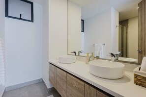 Bathroom - Morros Kai Luxe, Oceanfront, 8 PPL, Beach Access, Pool, Views (Cartagena)