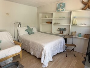 1 室のベッドルーム、デスク、アイロン / アイロン台、WiFi (無料)