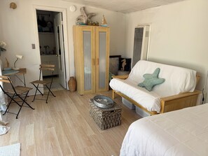 1 室のベッドルーム、デスク、アイロン / アイロン台、WiFi (無料)