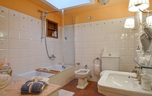 Bathroom - 2 bedroom awesome home in Gioviano (Gioviano)