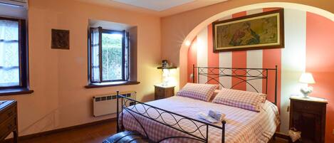 2 bedrooms, travel cot, free WiFi