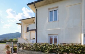 A two-story building with a balcony, a small window, and a number '32' on the wall. - Appartamento Casale Le Risaie (Vicopisano)